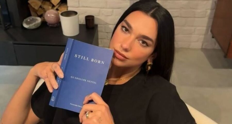 Los libros que Dua Lipa recomienda para leer a los 30 años
