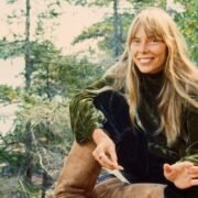 Joni Mitchell: biografía, estilo musical y legado de una leyenda