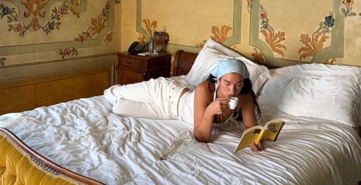 La biblioteca de Dua Lipa en Oporto: Así es la Biblioteca Manifesto