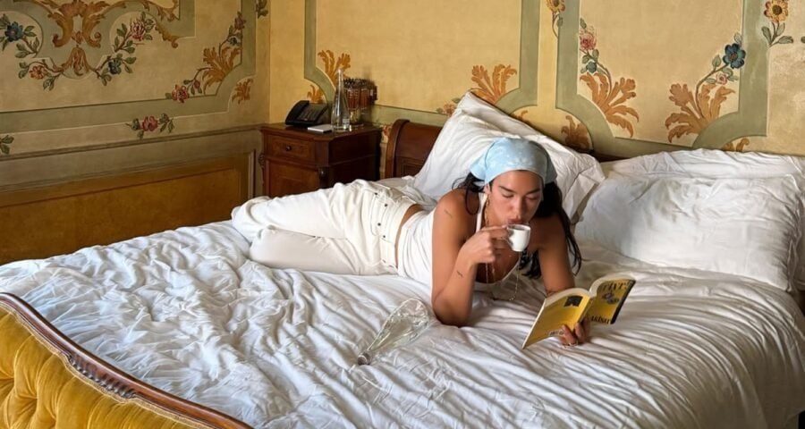 La biblioteca de Dua Lipa en Oporto: Así es la Biblioteca Manifesto