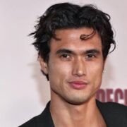 ¿Quién es Charles Melton?