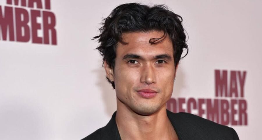 ¿Quién es Charles Melton?