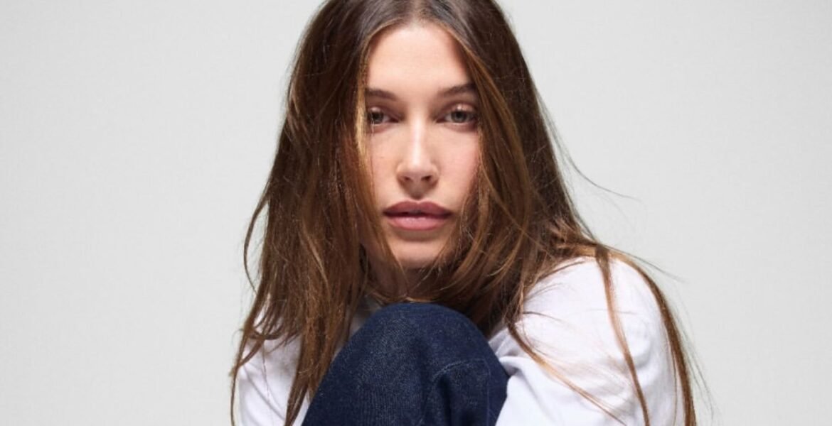 Hailey Bieber x GAP: la colección de jeans inspirada en 1996