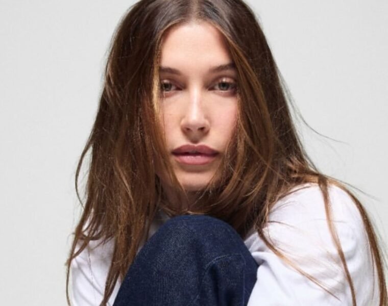 Hailey Bieber x GAP: la colección de jeans inspirada en 1996