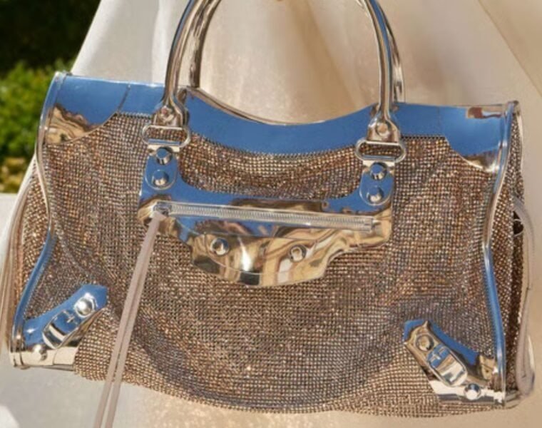 Historia del City Bag: origen, celebridades y regreso en la Haute Couture