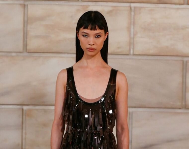 Desfile de Marc Jacobs SS27: Transparencias y nostalgia pop