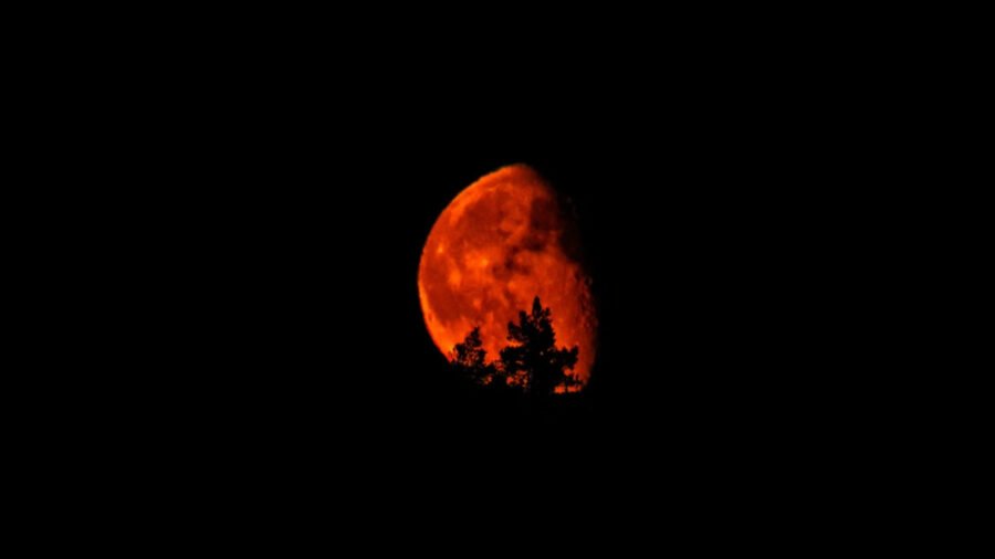 Un eclipse lunar parcial