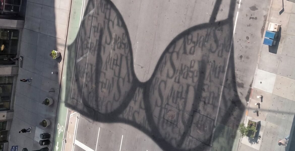 Savage X Fenty proyecta sombras XL de lencería en Nueva York