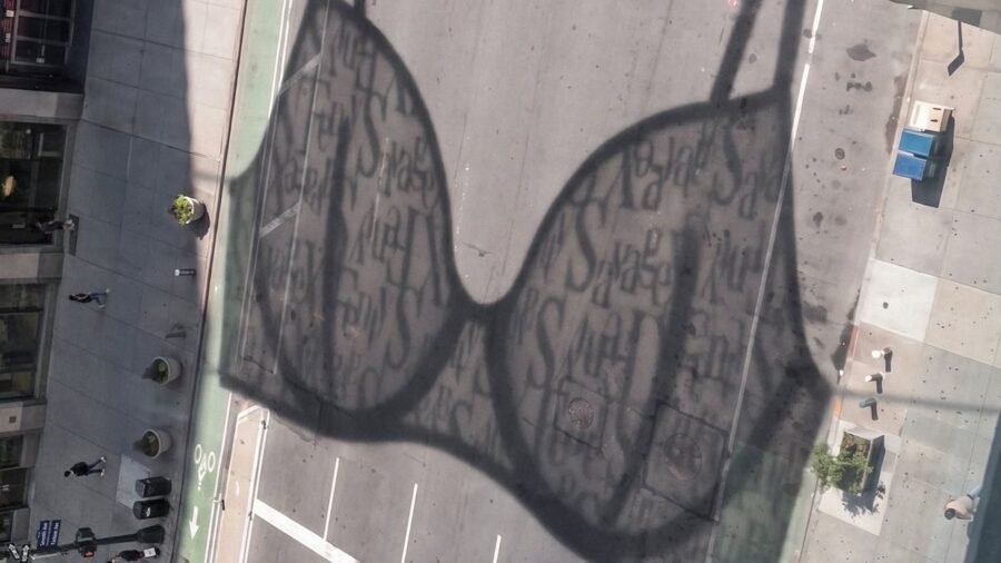 Savage X Fenty proyecta sombras XL de lencería en Nueva York