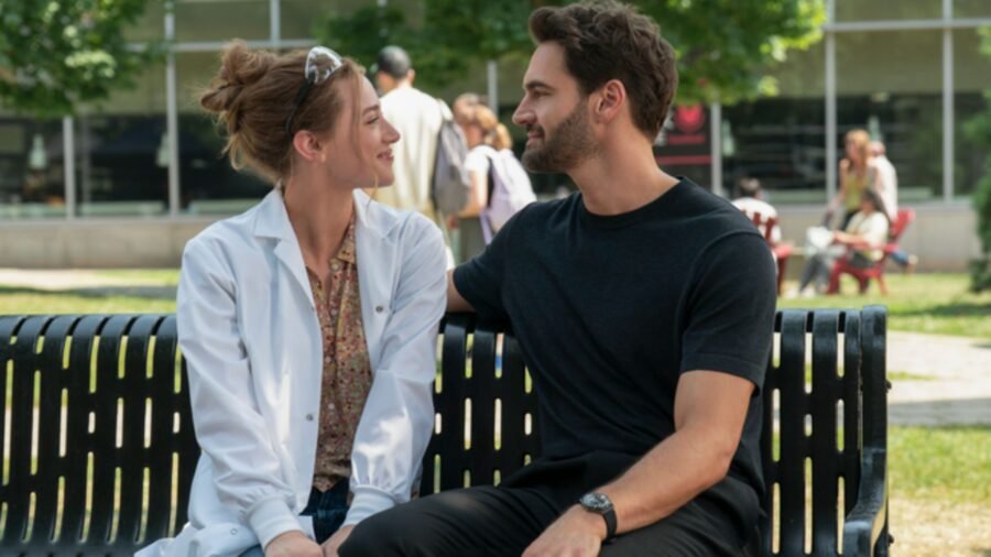 Lili Reinhart y Tom Bateman hablan de amor, ciencia y su nueva película