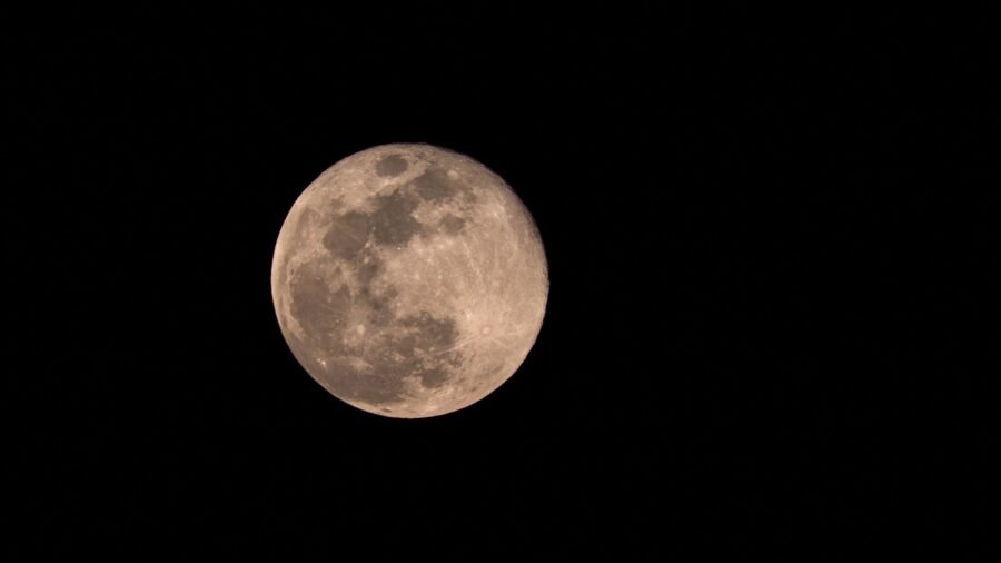 Mercurio retrógrado y Luna llena en Tauro en octubre 2026: qué hacer